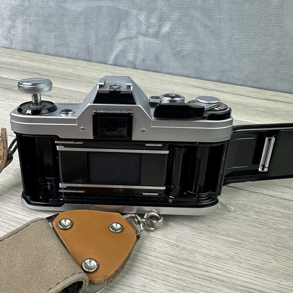 Vintage Canon AE-1 35mm SLR Film Camera w/ 28mm f2.8 Lens Strap Japan - Picture 11 of 13